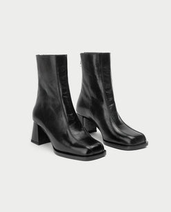 Twin boots wool